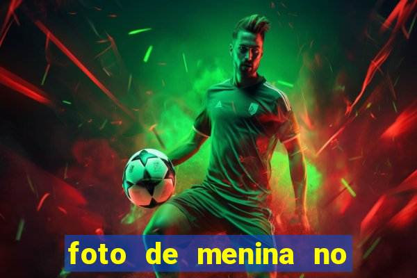 foto de menina no espelho cacheada